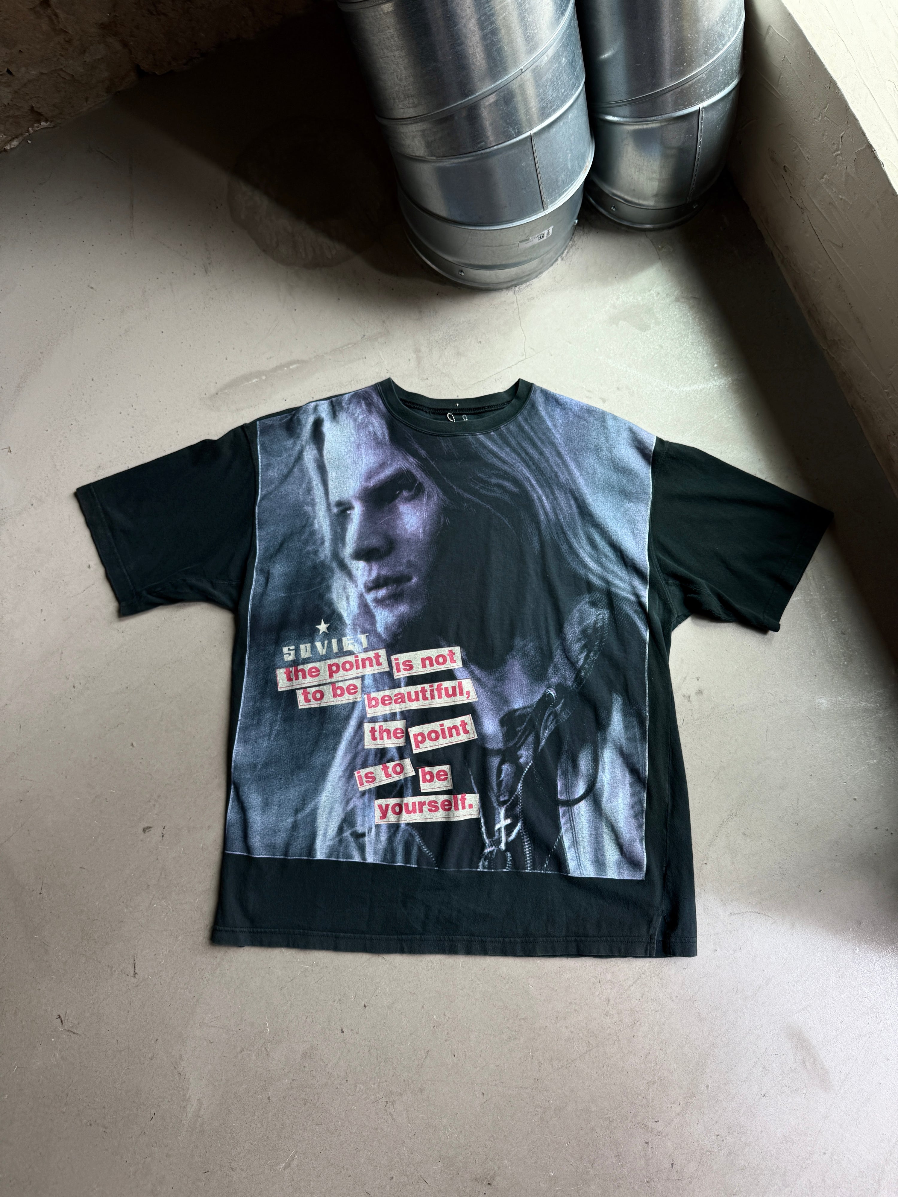 Vintage Kurt Cobain "Soviet designed by Walter de Virgiliis" AOP T-Shirt Black - XL