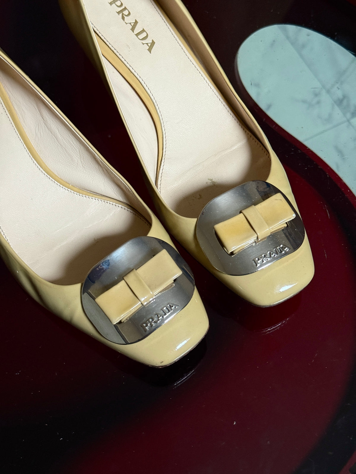 Vintage Beige Prada Bow Patent Leather Block Heel Pumps - EU 38.5